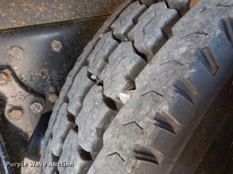 image for item KQ9619 2005 Freightliner Columbia flatbed truck