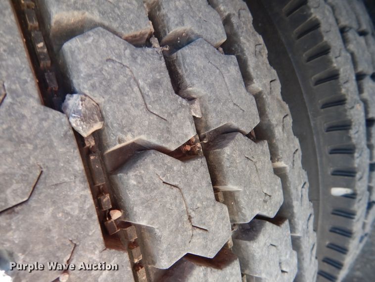 image for item KQ9619 2005 Freightliner Columbia flatbed truck