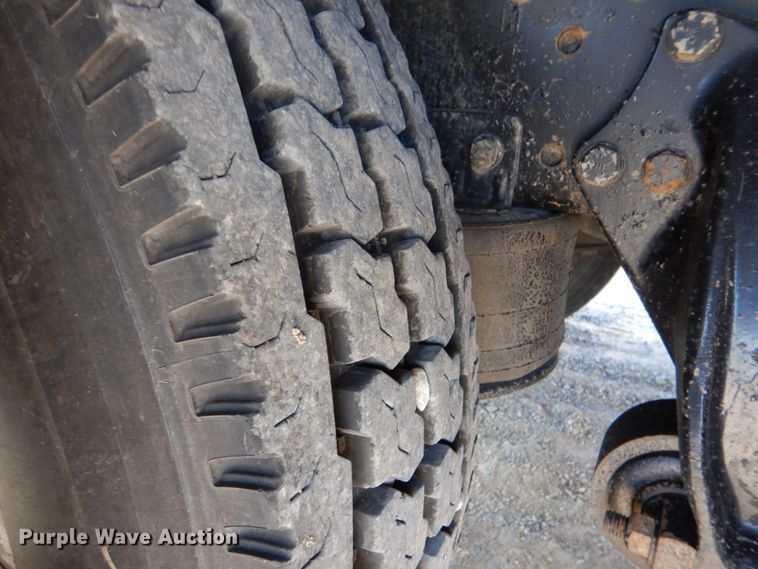 image for item KQ9619 2005 Freightliner Columbia flatbed truck