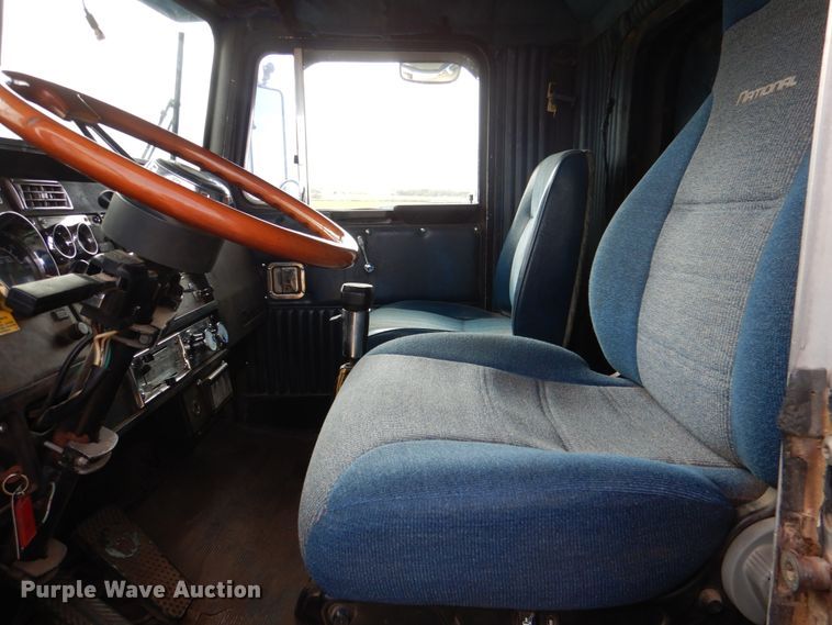 image for item KQ9662 1992 Kenworth T800  semi truck