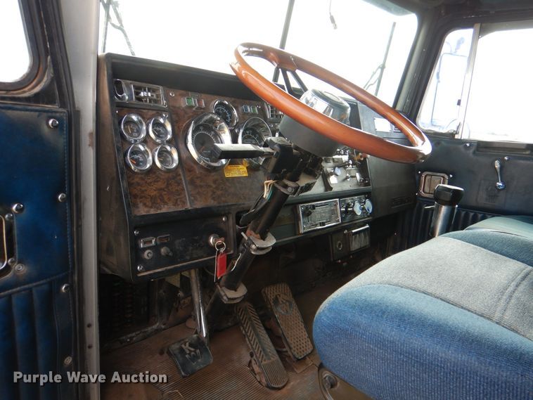 image for item KQ9662 1992 Kenworth T800  semi truck