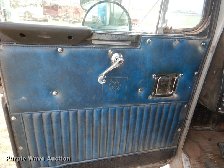 image for item KQ9662 1992 Kenworth T800  semi truck