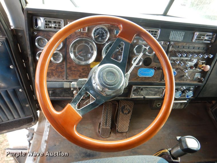 image for item KQ9662 1992 Kenworth T800  semi truck