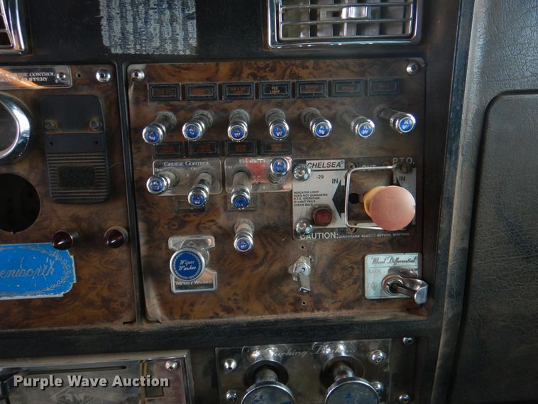 image for item KQ9662 1992 Kenworth T800  semi truck