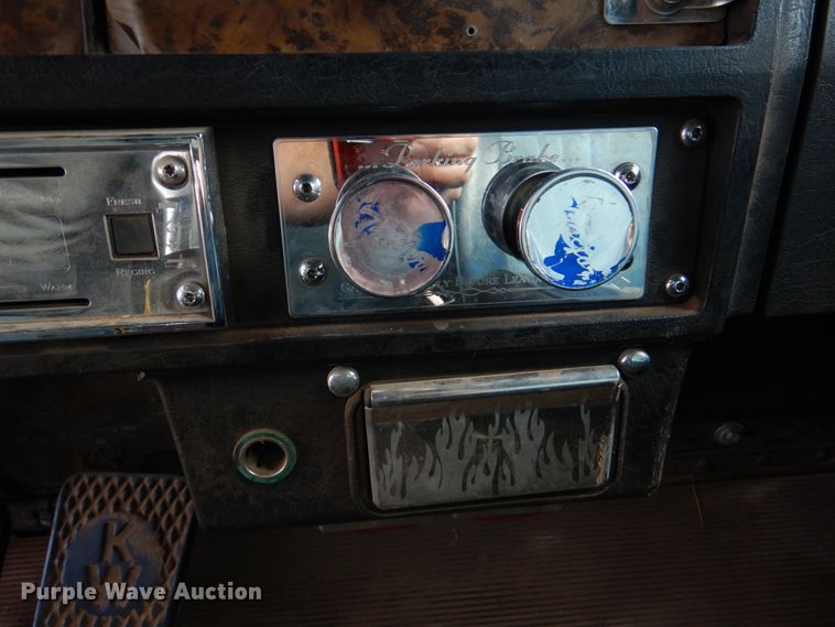 image for item KQ9662 1992 Kenworth T800  semi truck