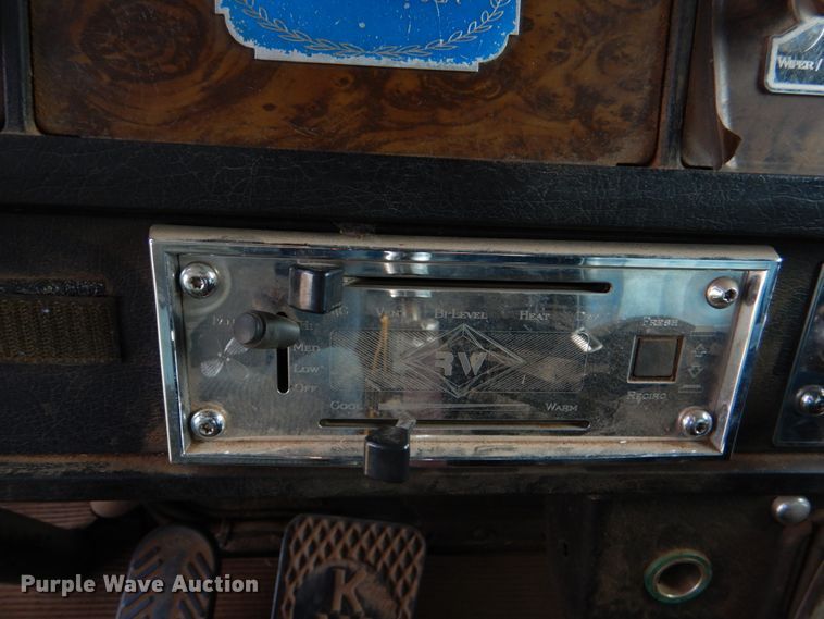 image for item KQ9662 1992 Kenworth T800  semi truck