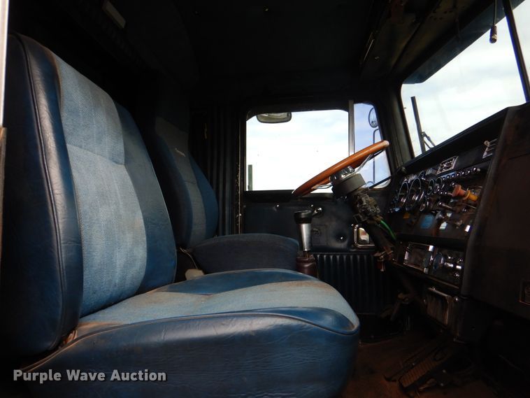 image for item KQ9662 1992 Kenworth T800  semi truck