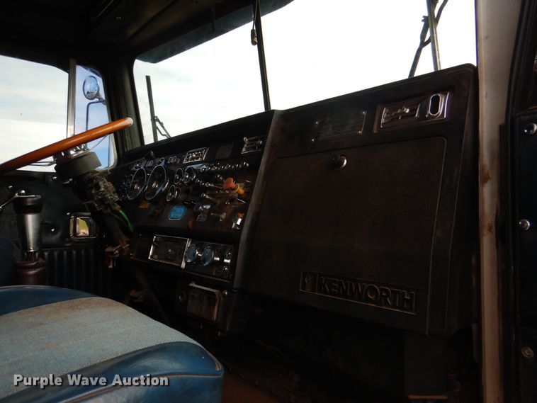 image for item KQ9662 1992 Kenworth T800  semi truck