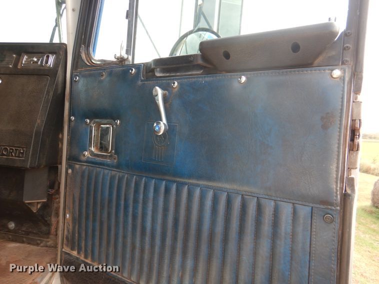 image for item KQ9662 1992 Kenworth T800  semi truck