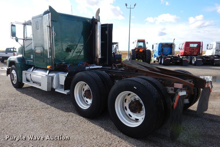 image for item KY9559 1996 Freightliner FLD120  semi truck