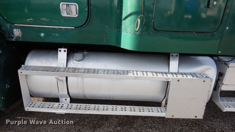 image for item KY9559 1996 Freightliner FLD120  semi truck