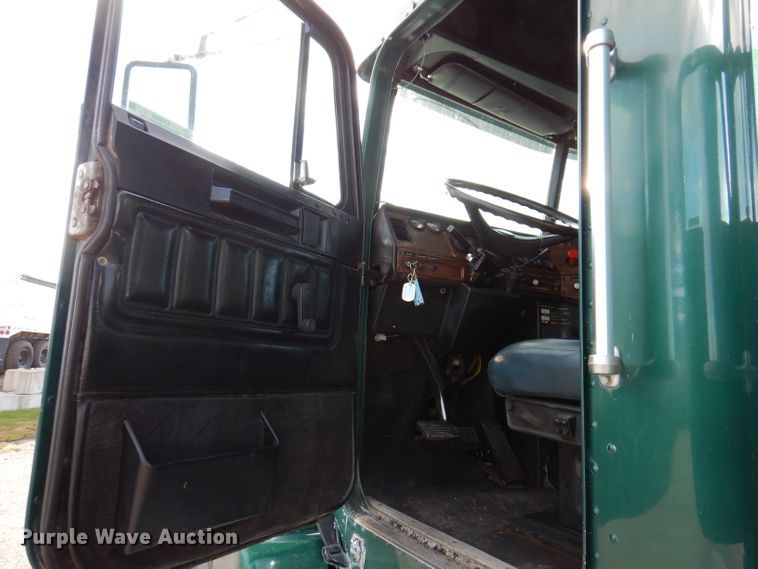 image for item KY9559 1996 Freightliner FLD120  semi truck