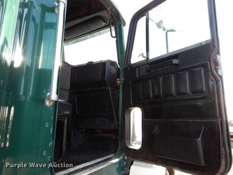 image for item KY9559 1996 Freightliner FLD120  semi truck