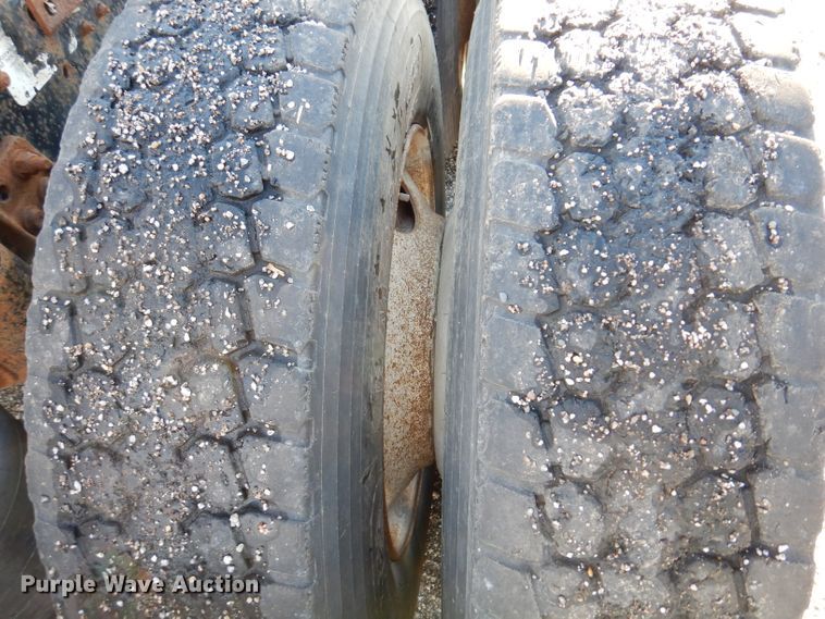 image for item KY9559 1996 Freightliner FLD120  semi truck