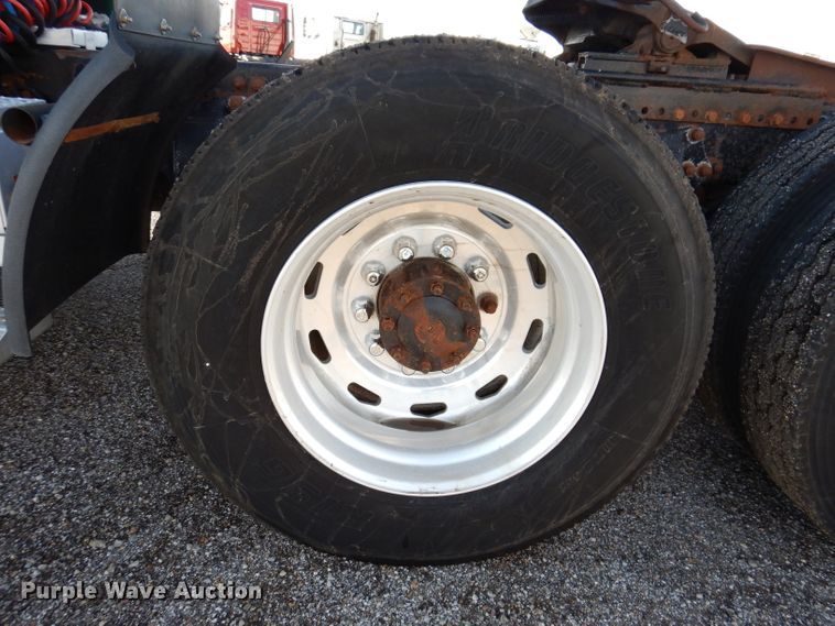 image for item KY9559 1996 Freightliner FLD120  semi truck