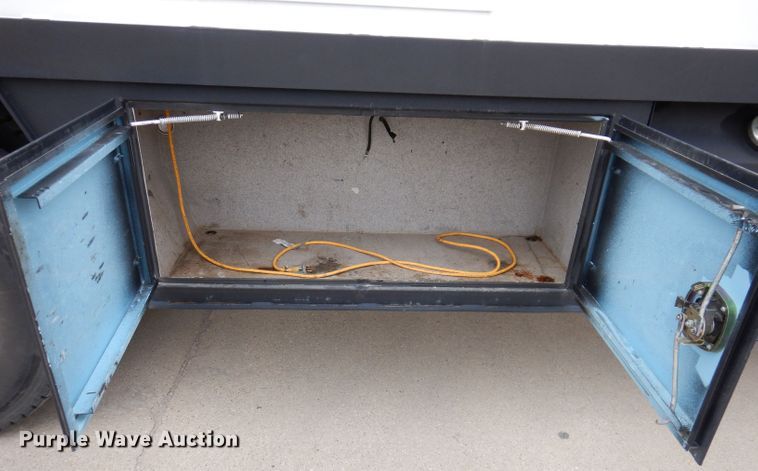 image for item KY9661 2006 Ford F750  fuel / lube truck