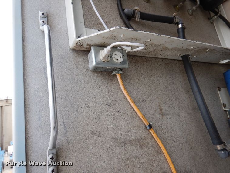 image for item KY9661 2006 Ford F750  fuel / lube truck