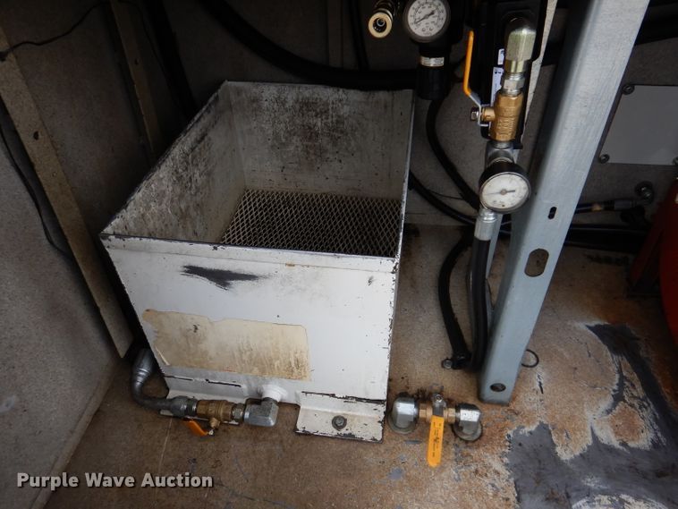 image for item KY9661 2006 Ford F750  fuel / lube truck