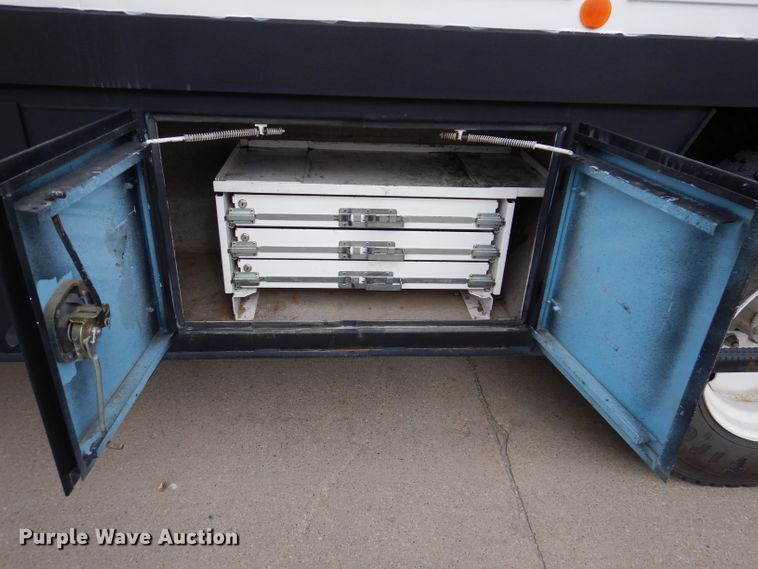 image for item KY9661 2006 Ford F750  fuel / lube truck