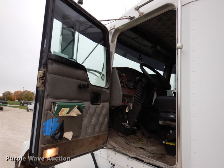 image for item KY9662 2005 Kenworth T800  box truck