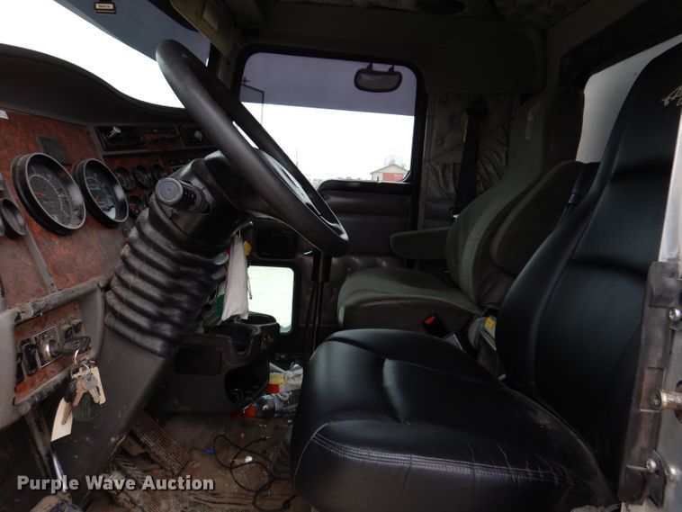 image for item KY9662 2005 Kenworth T800  box truck