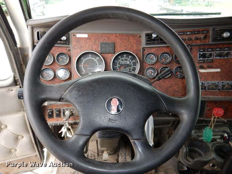 image for item KY9662 2005 Kenworth T800  box truck