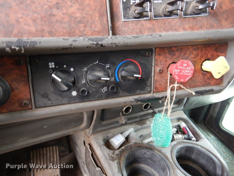 image for item KY9662 2005 Kenworth T800  box truck