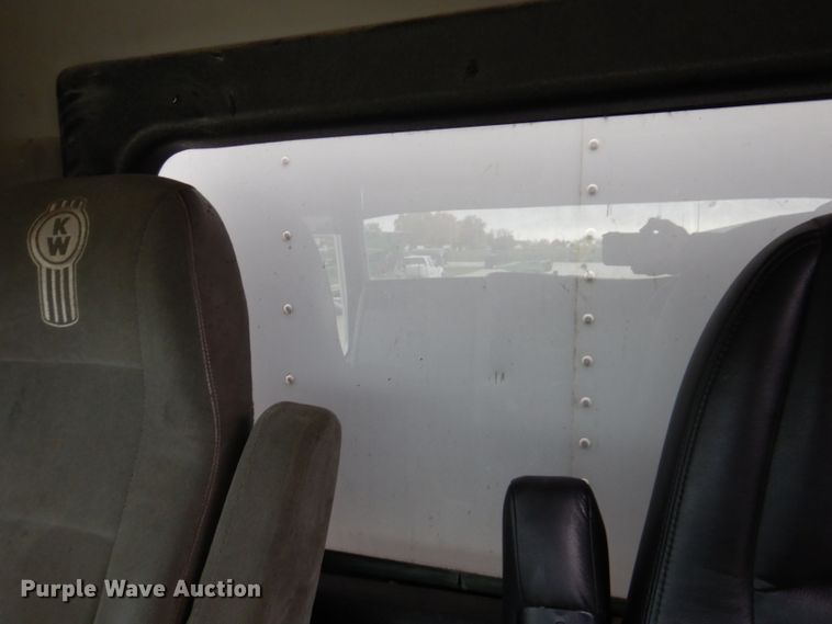 image for item KY9662 2005 Kenworth T800  box truck