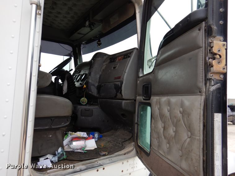 image for item KY9662 2005 Kenworth T800  box truck