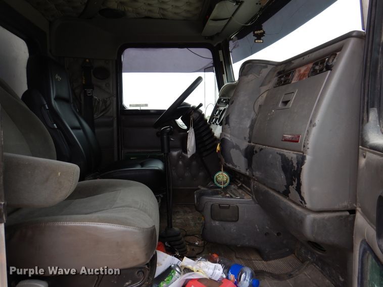 image for item KY9662 2005 Kenworth T800  box truck