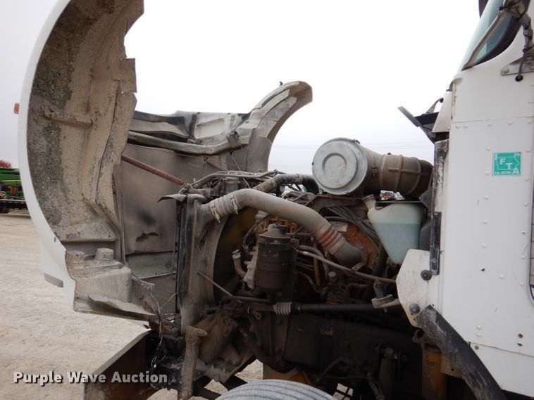 image for item KY9662 2005 Kenworth T800  box truck