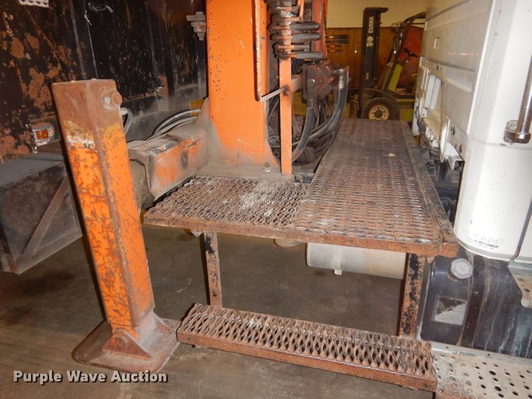 image for item KY9673 2001 Freightliner FL70  grapple truck