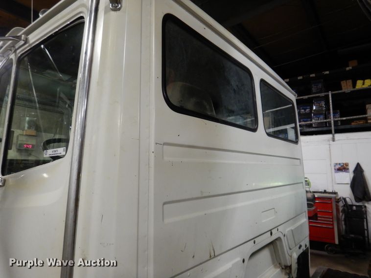 image for item KY9673 2001 Freightliner FL70  grapple truck