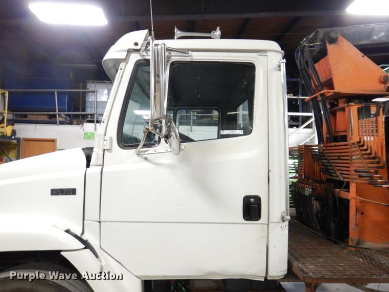 image for item KY9673 2001 Freightliner FL70  grapple truck