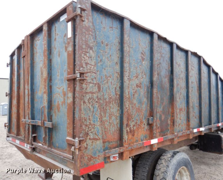 image for item KY9674 1992 Freightliner FLD112  grapple truck