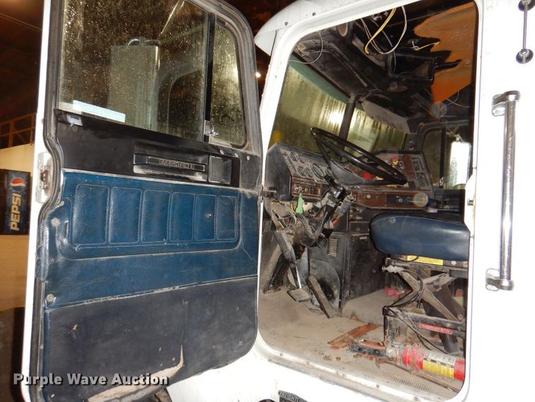 image for item KY9674 1992 Freightliner FLD112  grapple truck