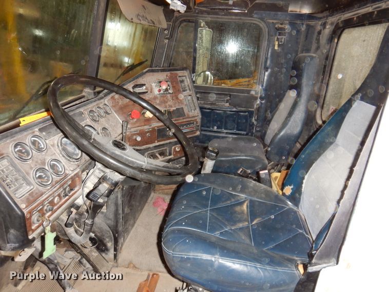 image for item KY9674 1992 Freightliner FLD112  grapple truck