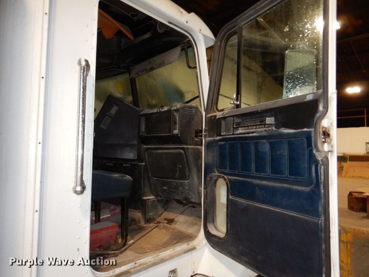 image for item KY9674 1992 Freightliner FLD112  grapple truck