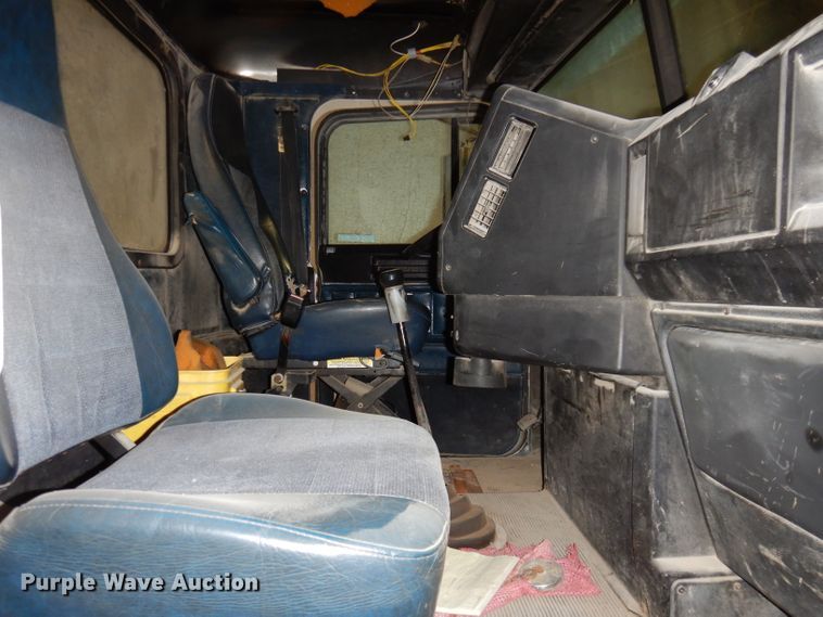 image for item KY9674 1992 Freightliner FLD112  grapple truck