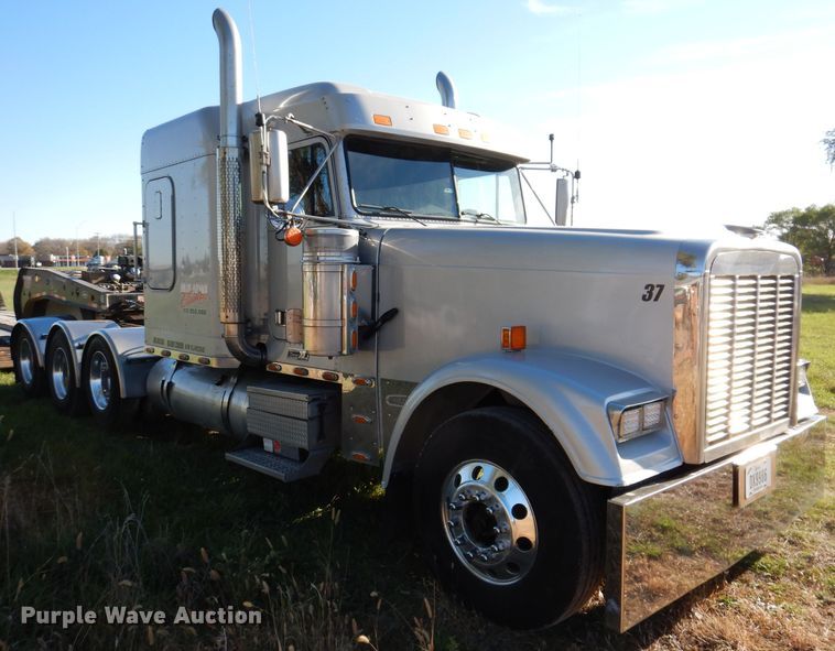 image for item KY9714 2001 Freightliner FLD132XL Classic  semi truck