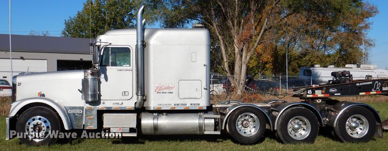 image for item KY9714 2001 Freightliner FLD132XL Classic  semi truck