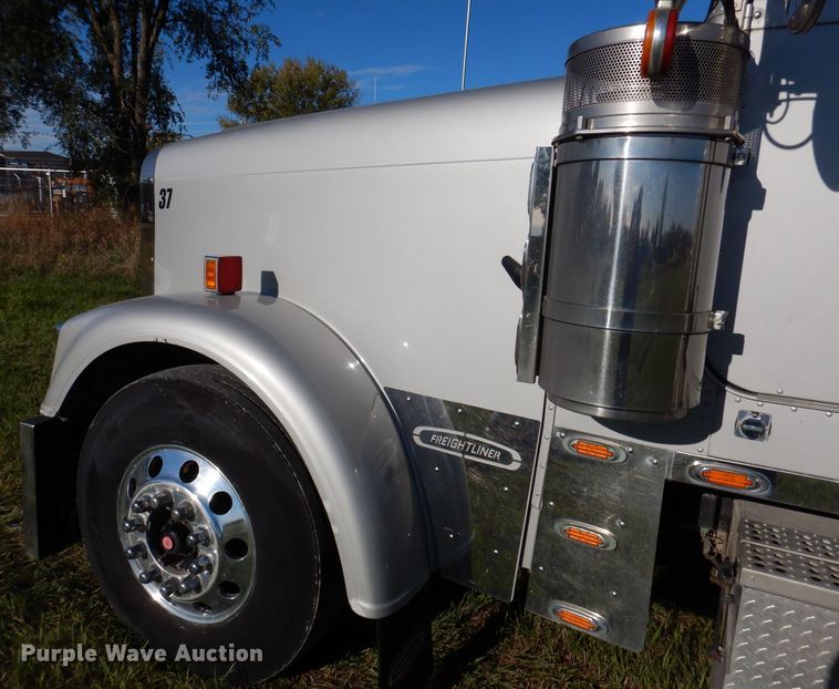 image for item KY9714 2001 Freightliner FLD132XL Classic  semi truck