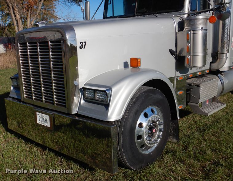 image for item KY9714 2001 Freightliner FLD132XL Classic  semi truck