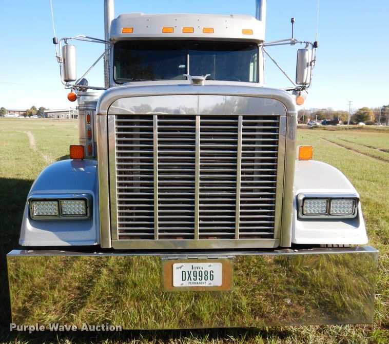 image for item KY9714 2001 Freightliner FLD132XL Classic  semi truck