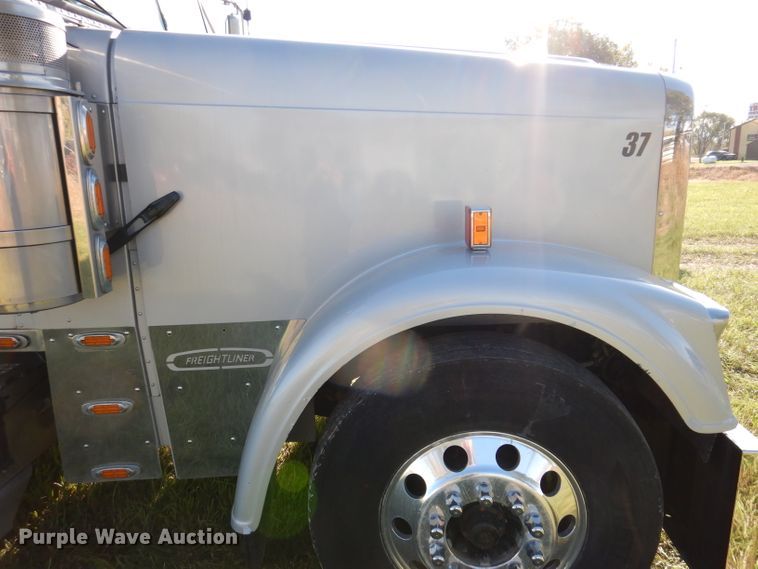 image for item KY9714 2001 Freightliner FLD132XL Classic  semi truck