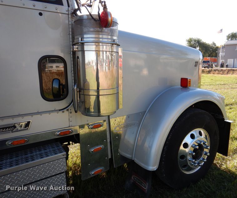 image for item KY9714 2001 Freightliner FLD132XL Classic  semi truck