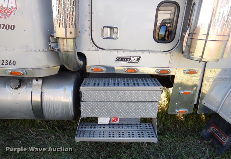 image for item KY9714 2001 Freightliner FLD132XL Classic  semi truck