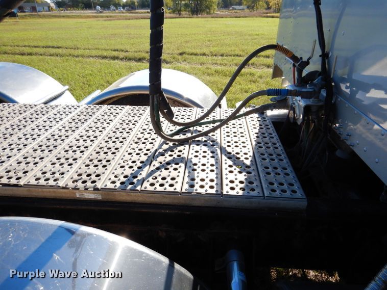 image for item KY9714 2001 Freightliner FLD132XL Classic  semi truck