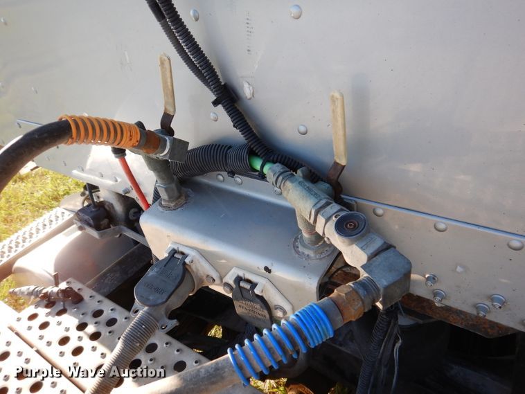 image for item KY9714 2001 Freightliner FLD132XL Classic  semi truck