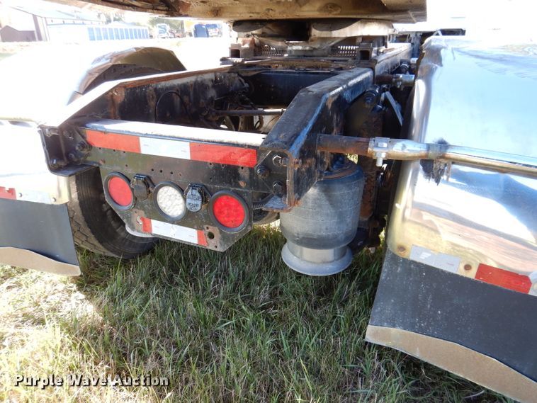 image for item KY9714 2001 Freightliner FLD132XL Classic  semi truck